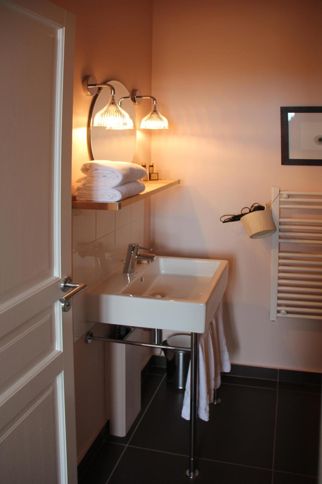 Hotel Courtille De Solutre ภายนอก รูปภาพ